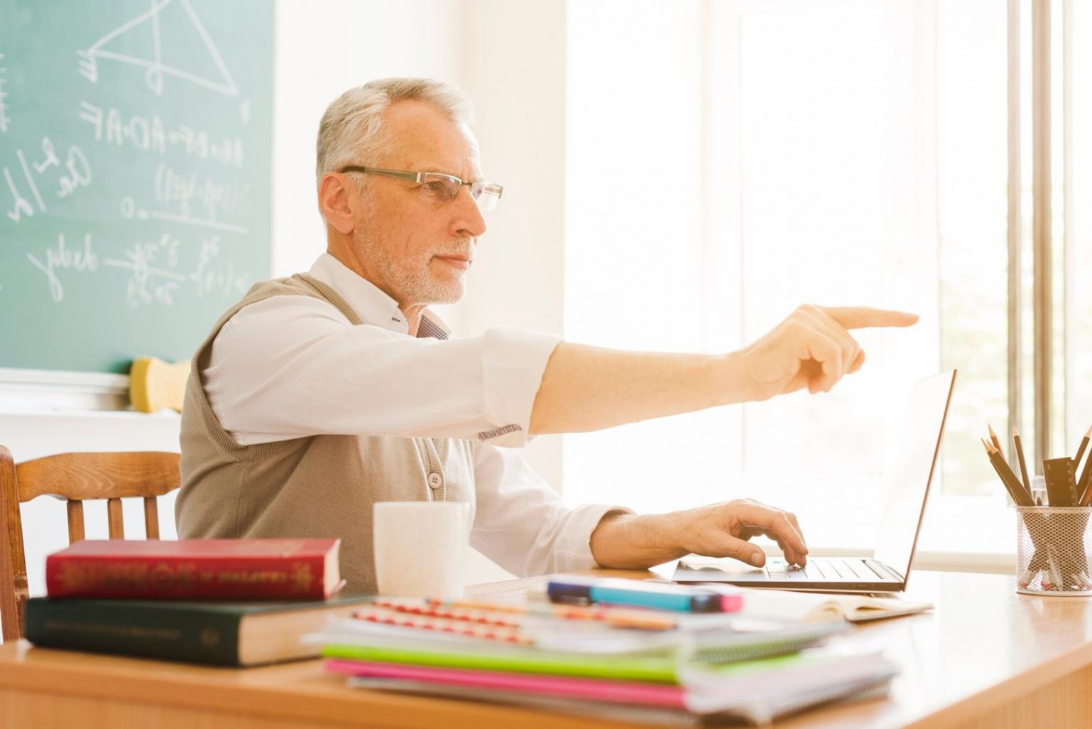 Session de formation melviontaza avec participants travaillant en groupe sur des études de cas financiers